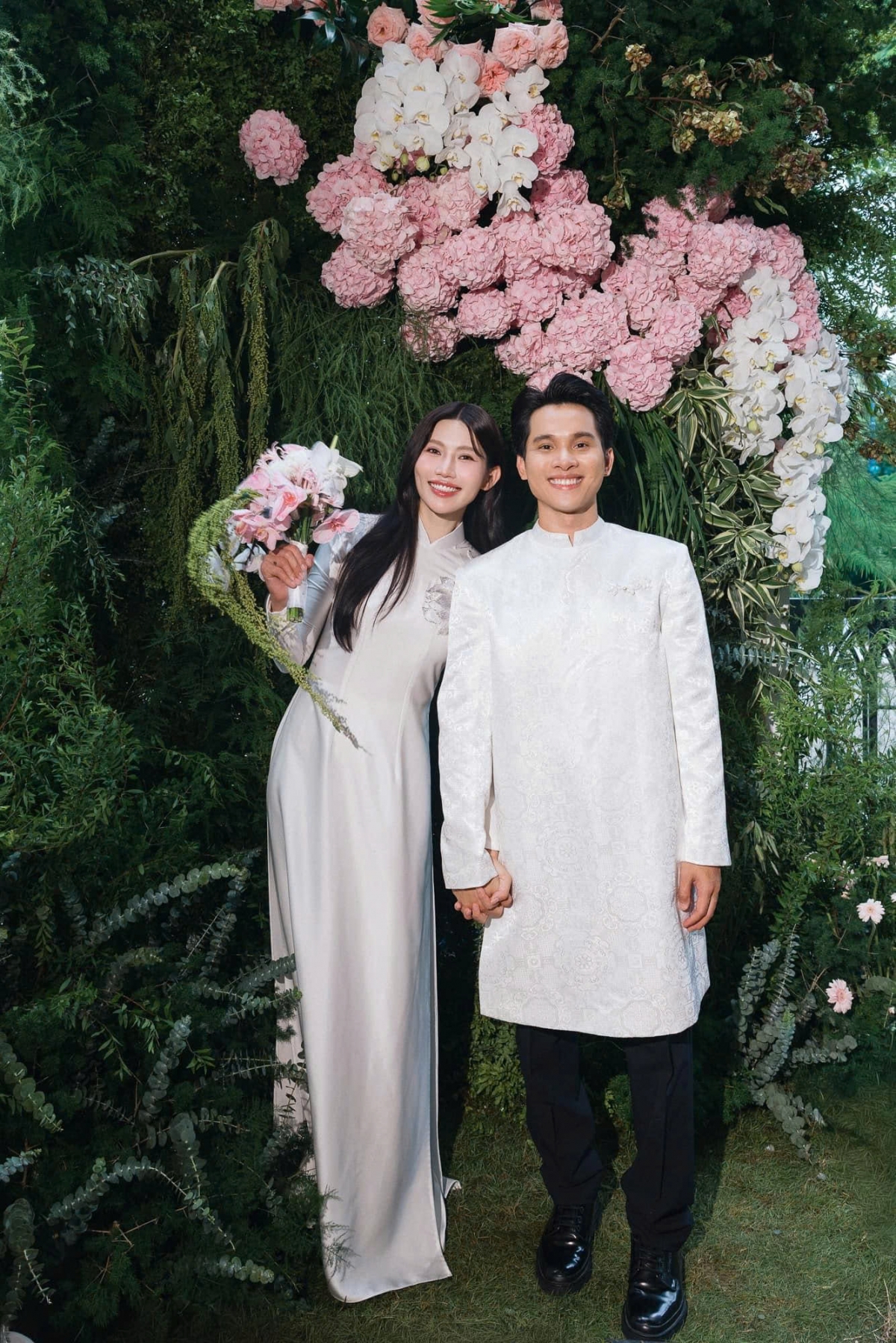 Cả hai làm lễ dạm ngõ hôm 23/9 trước sự chứng kiến của gia đình, bạn bè thân thiết. Quỳnh Châu và bạn trai quen nhau nhiều năm nhưng gần đây mới thoải mái công khai mối quan hệ. "Chúng tôi quyết định về chung nhà vì cảm nhận tình cảm chín muồi. Cả hai cũng đang ở tuổi đẹp nhất, có sự trưởng thành, ổn định, sẵn sàng để kết hôn", người đẹp nói.