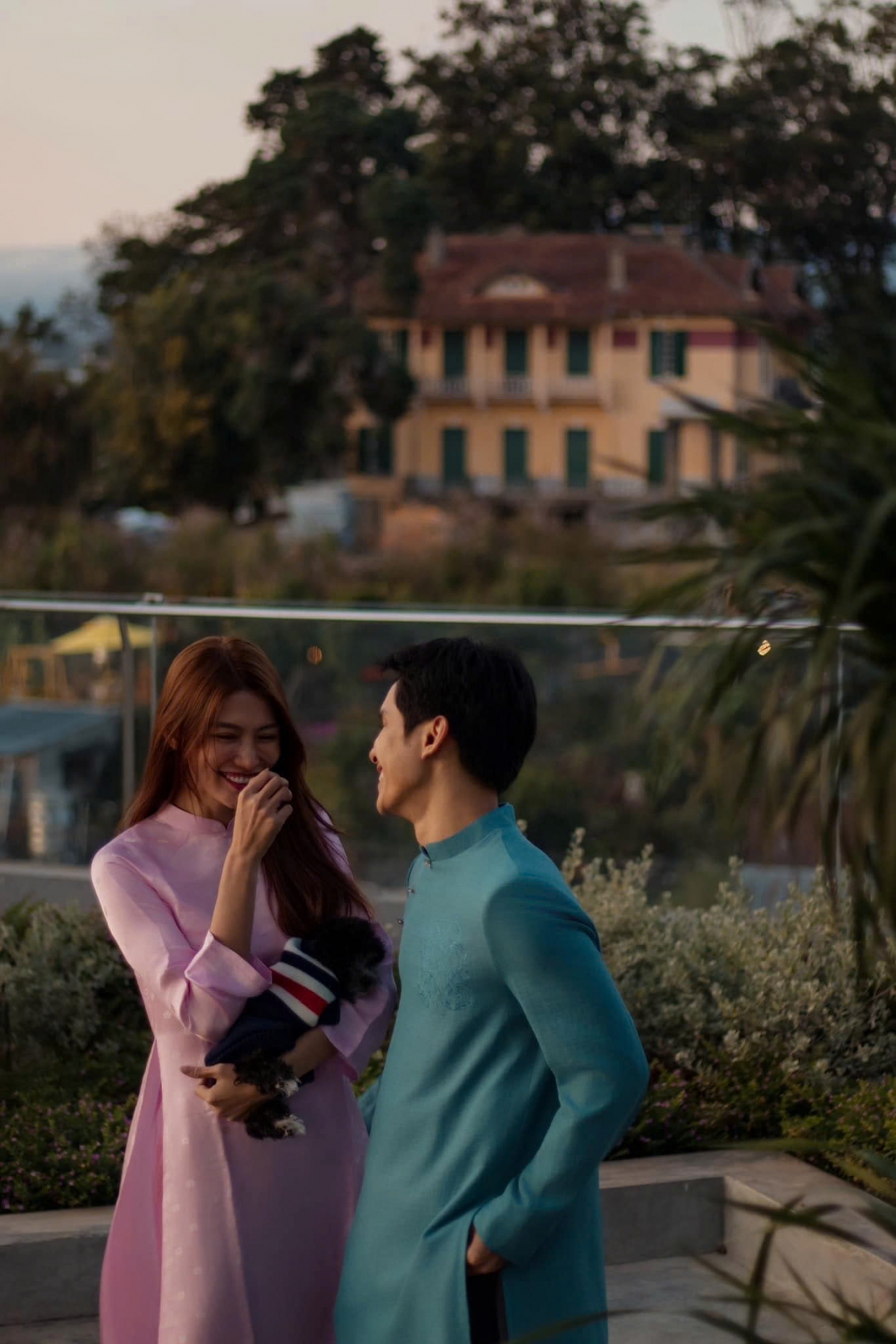 Chuyện tình của hai người bắt đầu từ năm 2020, khi họ gặp nhau tại một sự kiện. Qua tiếp xúc, trò chuyện, Quỳnh Châu nhận thấy cả hai có nhiều điểm chung về tính cách, suy nghĩ. Không lâu sau, Ngọc Phát ngỏ lời "làm bạn gái anh nhé" và cô đồng ý. Theo người đẹp, sự tôn trọng, thấu hiểu là yếu tố then chốt giúp tình yêu của họ ngày càng bền chặt. Năm 2020 và 2021, công việc kinh doanh của Ngọc Phát không thuận lợi do dịch, Quỳnh Châu ở cạnh động viên, cùng anh vượt qua.