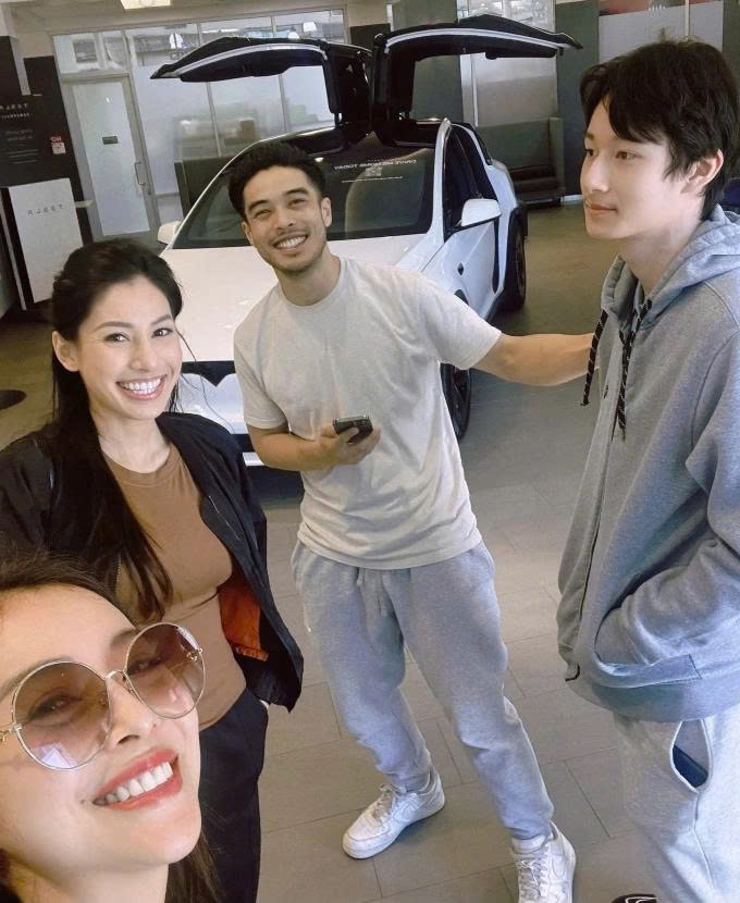 Hoa hậu Jennifer Phạm khoe vừa đưa con trai đầu lòng Bảo Nam đi mua ôtô để chuẩn bị vào đại học ở Mỹ. Trong ngày Bảo Nam nhận xe, còn có em trai và em gái Jennifer Phạm đi cùng.