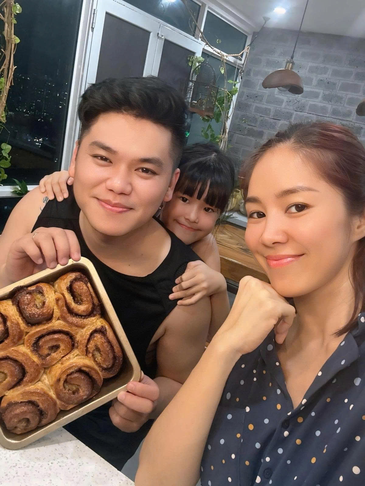 Diễn viên Lê Phương tận hưởng khoảnh khắc vui vẻ bên chồng và con gái khi cả nhà cùng nhau làm món bánh mì cuộn quế.