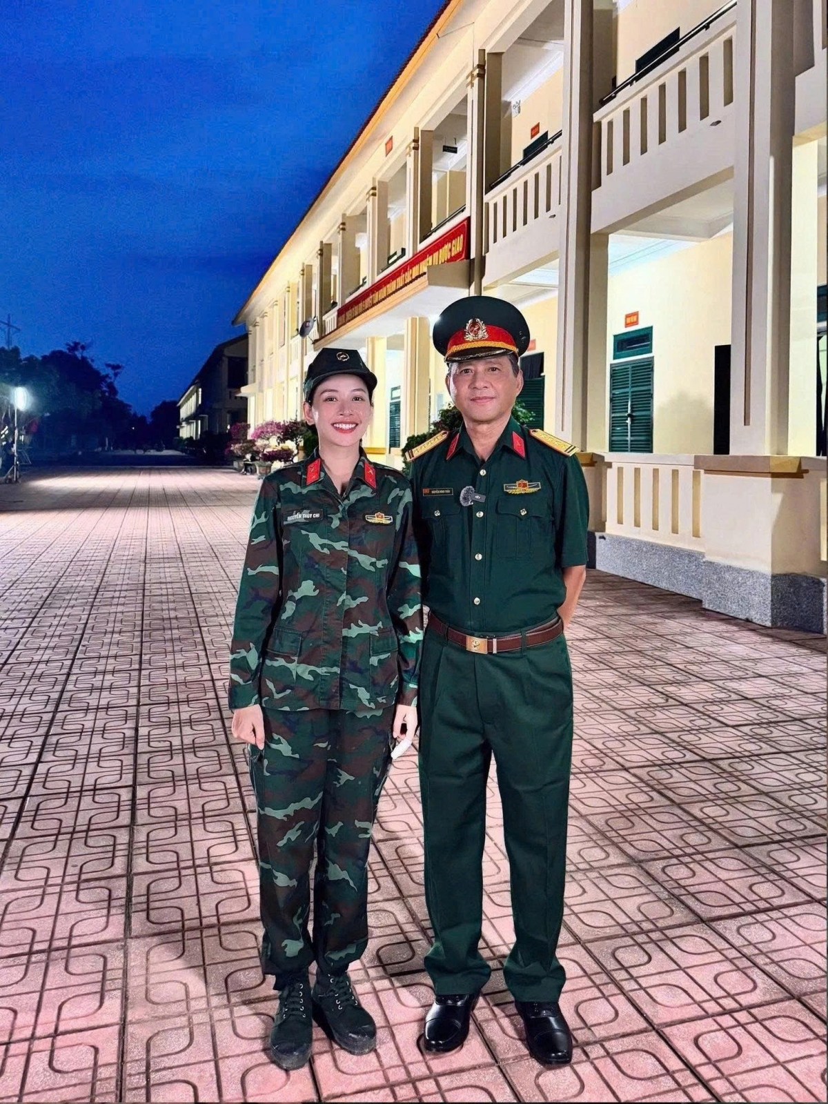 Trên trang cá nhân, Chi Pu cho biết đã vỡ òa cảm xúc khi thấy bố ghé thăm trong chương trình “Sao nhập ngũ”: "Những ngày cuối huấn luyện mệt rã rời. Thấy 'đồng chí bố' xuất hiện ở sư đoàn 325, tinh thần lập tức hồi sinh. Lần đầu hai bố con cùng mặc quân phục, cùng ngồi ăn bữa cơm quân đội. Khoảnh khắc để đời ạ".