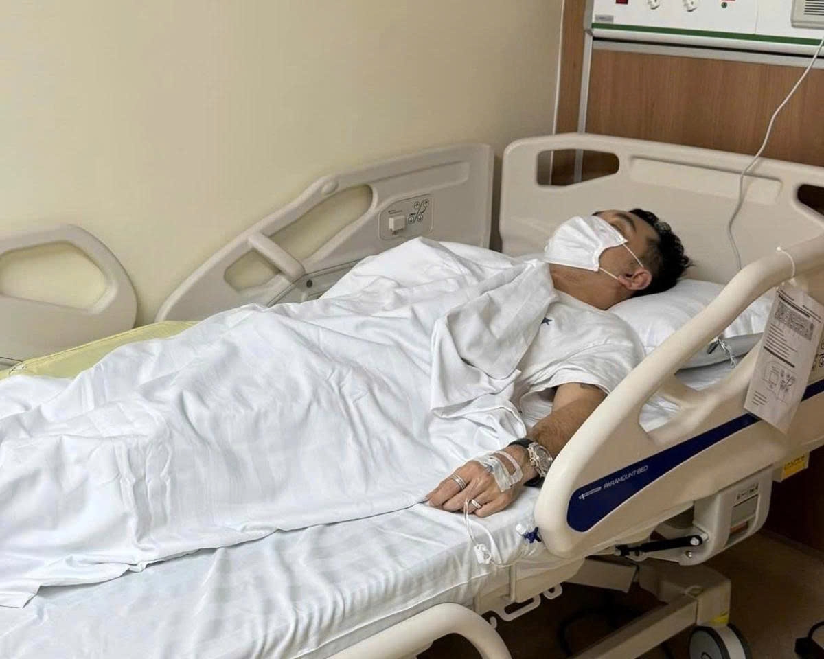 Ưng Hoàng Phúc nhập viện sau nhiều ngày sốt cao, kể từ chuyến đi ngắn ngày tại Ấn Độ. Vợ của nam ca sĩ - cựu người mẫu Kim Cương chia sẻ: "Chồng bệnh rồi. Chồng lúc nào cũng mạnh mẽ, cứng rắn. Lần này kêu vợ chở đi bệnh viện là biết dữ lắm rồi".