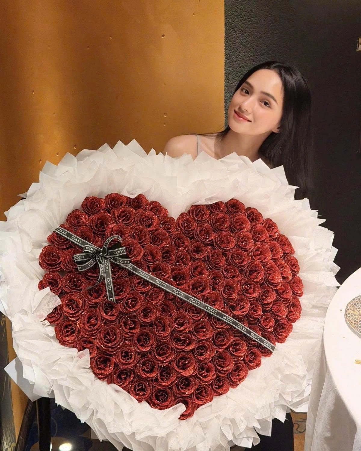 Hoa hậu Hương Giang khoe bó hoa hồng khổng lồ hình trái tim được bạn trai tặng dịp Ngày Phụ nữ Việt Nam 20/10.