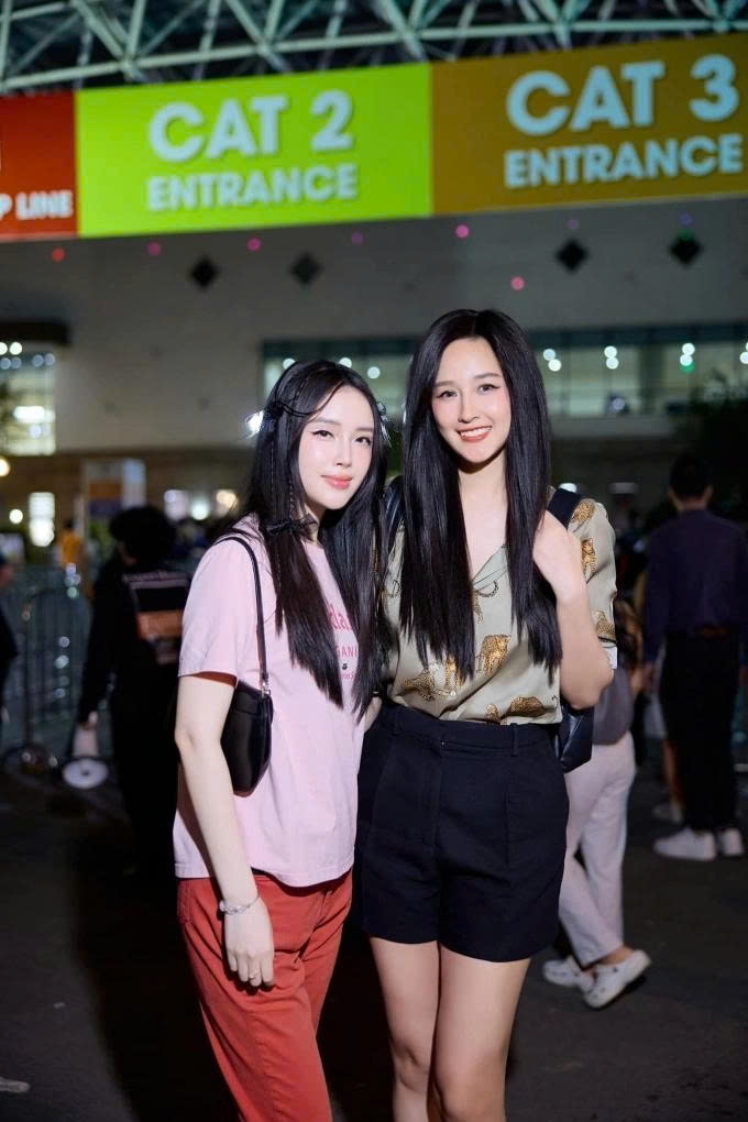 Hoa hậu Mai Phương Thúy cho biết đã “cạn tiền tiêu vặt” sau khi tặng em gái Ngọc Phượng 8 tỷ đồng để mua xe ô tô. Chia sẻ món quà chị gái tặng trên trang cá nhân, Ngọc Phượng bày tỏ niềm hạnh phúc, gọi Mai Phương Thúy là "chị gái tuyệt nhất thế giới".