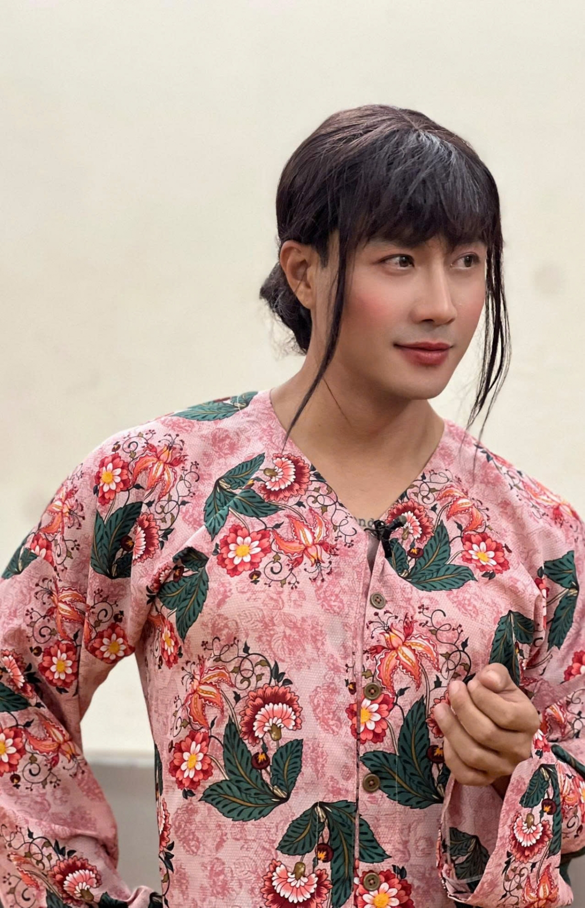 Diễn viên Thanh Sơn giả gái, thay lời chúc mừng 20/10 tới chị em phụ nữ. “Chúc các chị em luôn xinh đẹp , rạng ngời trong hạnh phúc và yêu thương”, anh viết.