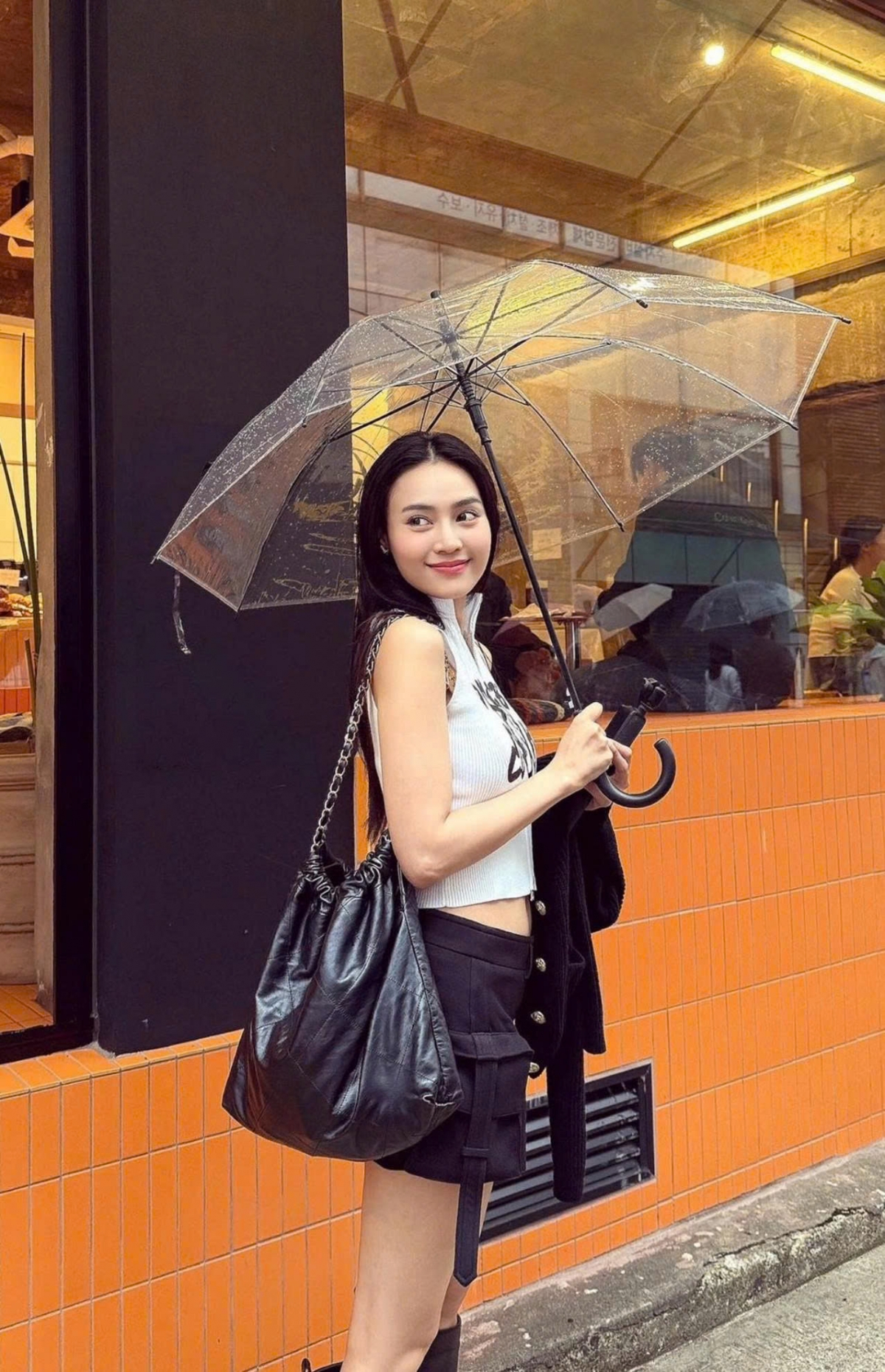 Diễn viên Ninh Dương Lan Ngọc khoe chân thon, eo phẳng lì trên phố.