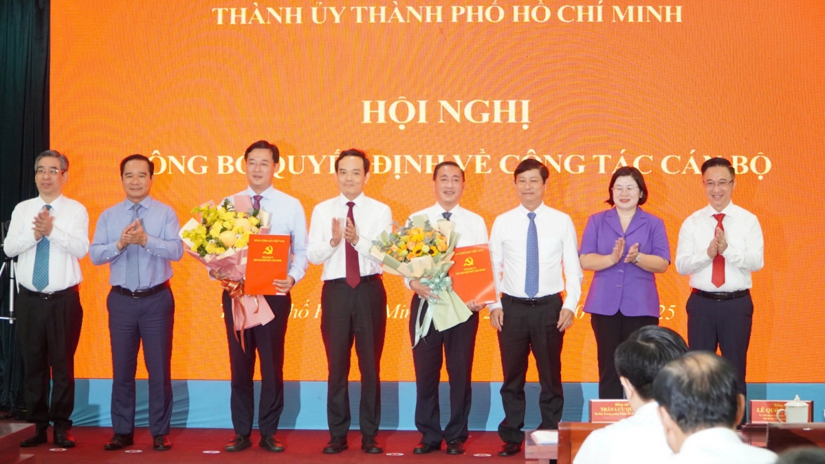 Thường trực Thành ủy TP.HCM chúc mừng các nhân sự mới (ảnh L.V)