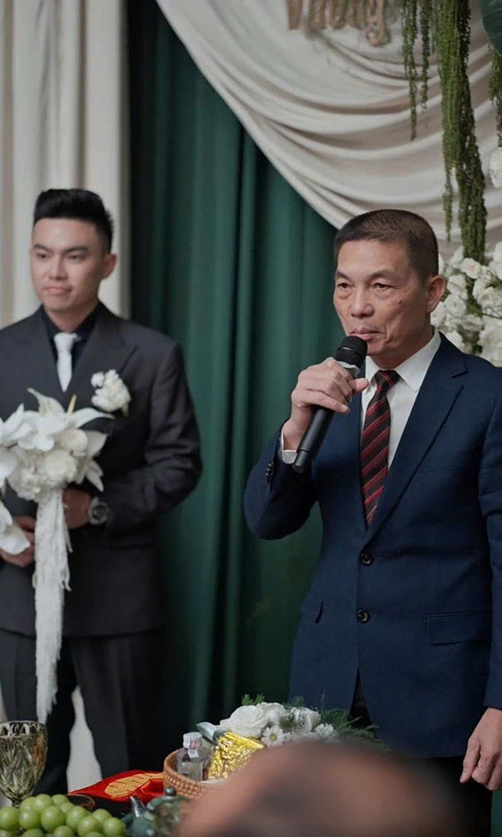 Ông Nguyễn Viết Hải - Chủ tịch Tập đoàn Sơn Hải, bố chồng Hoa hậu Đỗ Thị Hà, có lời phát biểu và nhắn nhủ xúc động tại lễ rước dâu