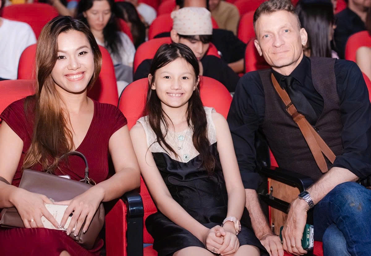 Ca sĩ Phương Vy cùng ông xã người Mỹ Sean Trace đưa con gái lai 9 tuổi đi xem nhạc kịch Broadway.