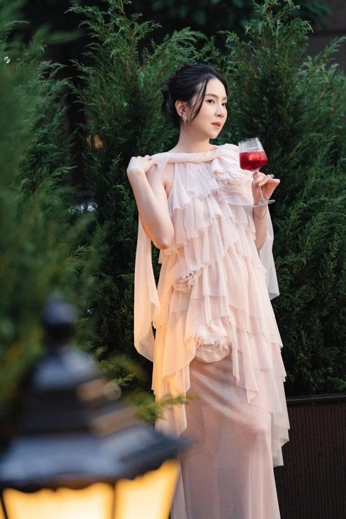 MC Mai Ngọc tạo dáng tại quán cà phê trong khuôn viên trung tâm tiệc cưới của gia đình chồng.