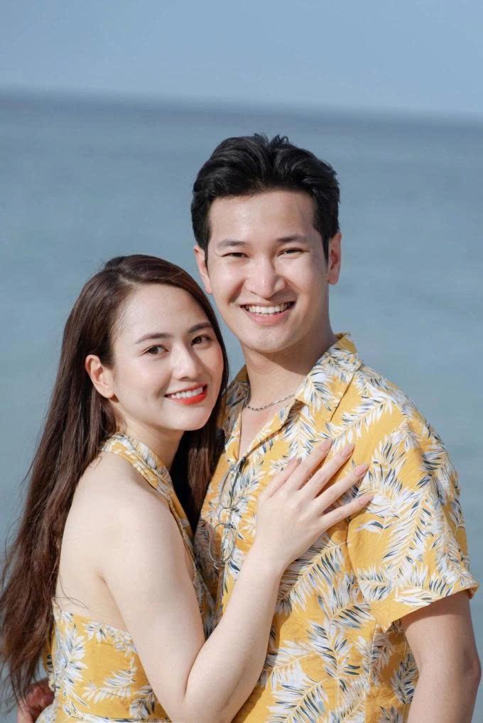 Diễn viên Việt Hoa và chồng Trọng Trí tình tứ trong chuyến du lịch biển.