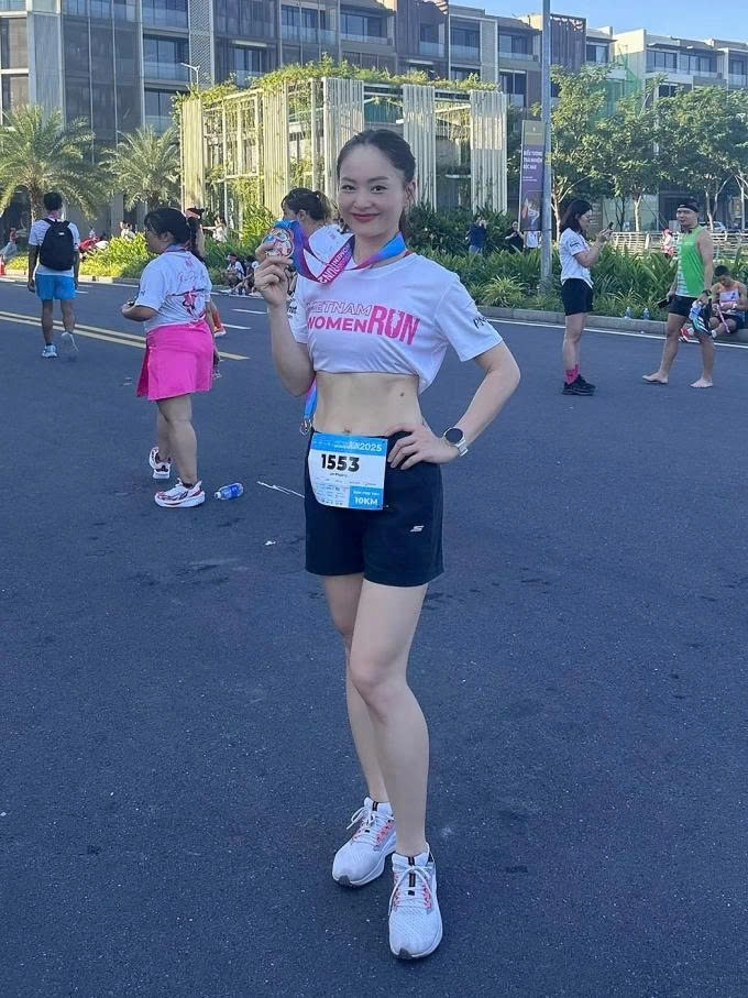 Diễn viên Lan Phương khiến nhiều khán giả trầm trồ bởi vòng eo săn chắc khi tham gia giải chạy ở TP.HCM.
