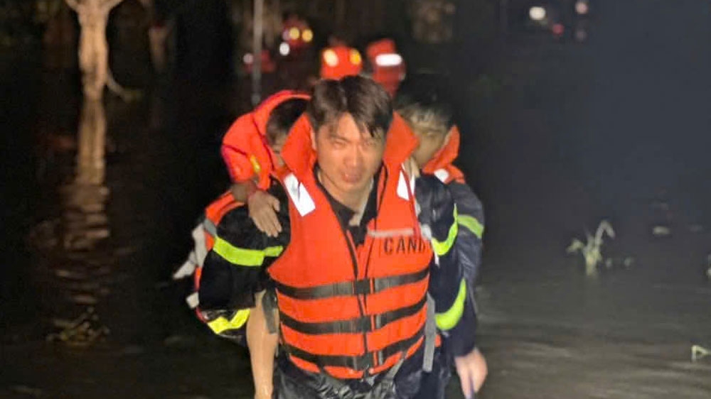 Lực lượng chức năng đưa người dân bị mắc kẹt ra bên ngoài