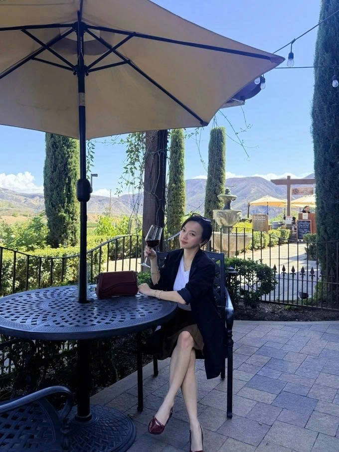 Ca sĩ Xuân Nghi gác công việc ở Việt Nam, về Mỹ khoảng một tháng để nghỉ ngơi, hâm nóng tình cảm với bạn trai.