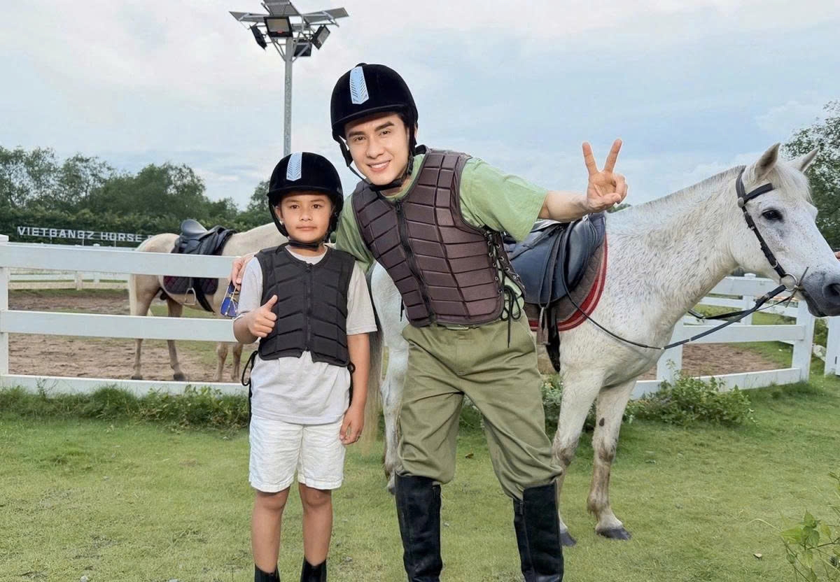Ca sĩ Đan Trường dành thời gian đưa bé Thiên Từ đến một trường đua ngựa ở Mỹ để nhóc tỳ tập luyện, chuẩn bị về nước diễn liveshow kỷ niệm 30 năm ca hát của bố.