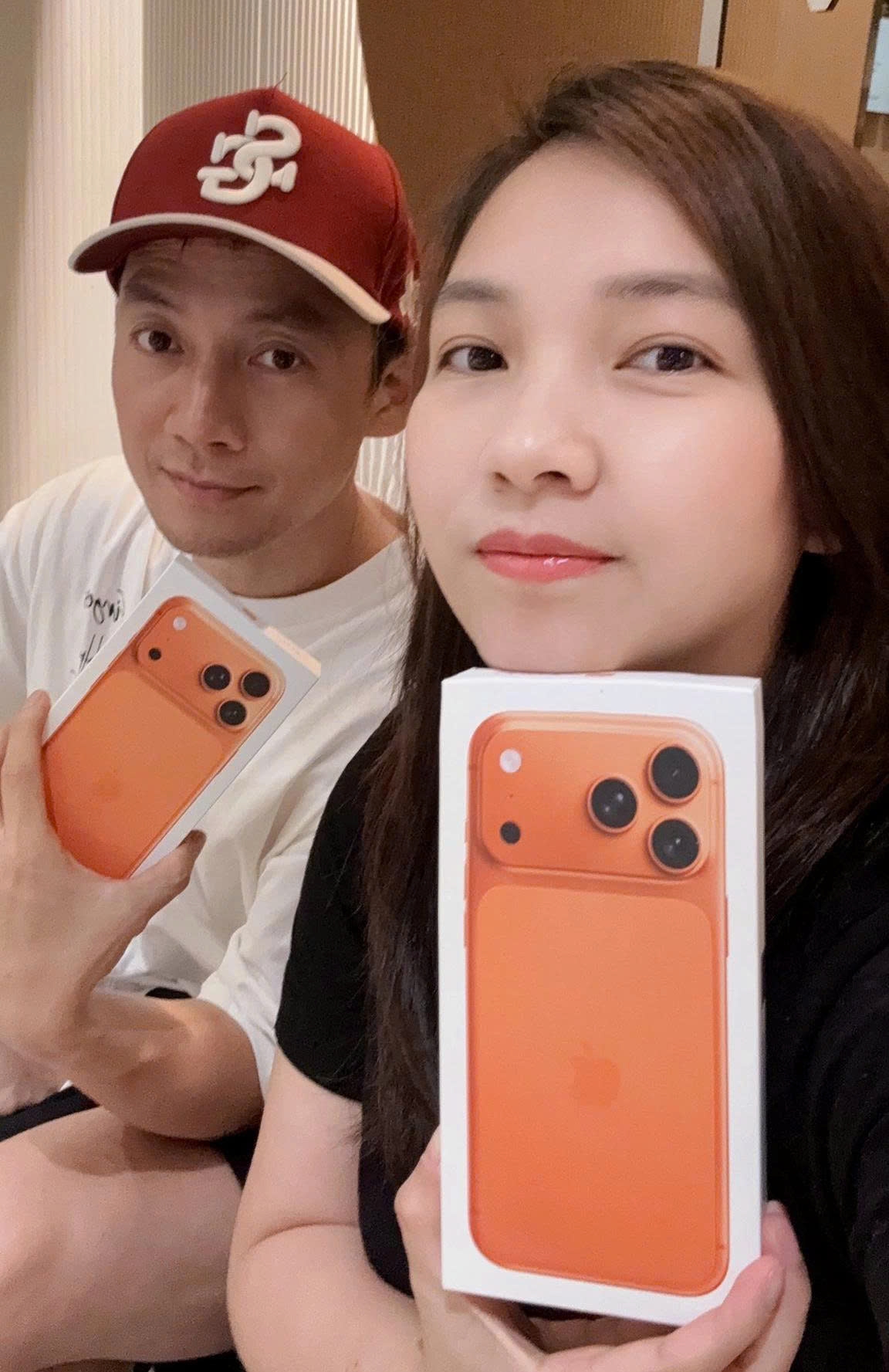 Vợ chồng Tiến Đạt sắm điện thoại đôi iPhone 17 màu cam.