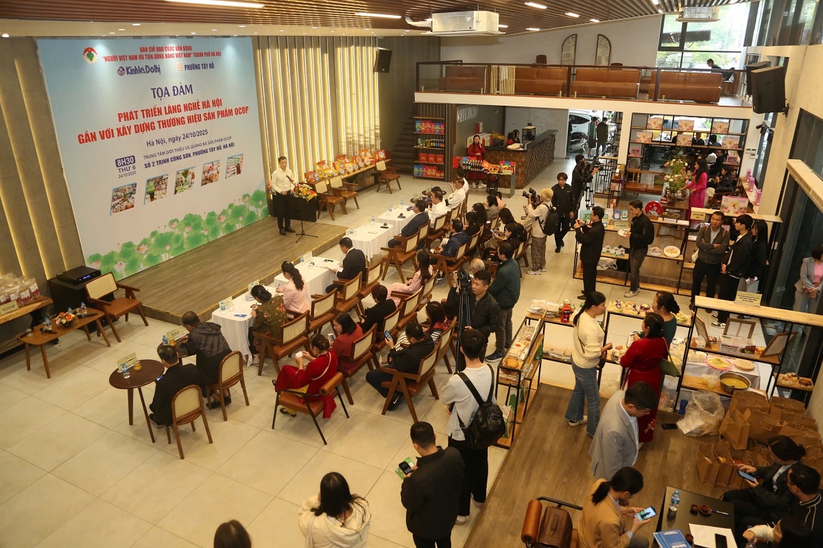 Quang cảnh buổi tọa đàm và gian hàng trình diễn một số sản phẩm OCOP