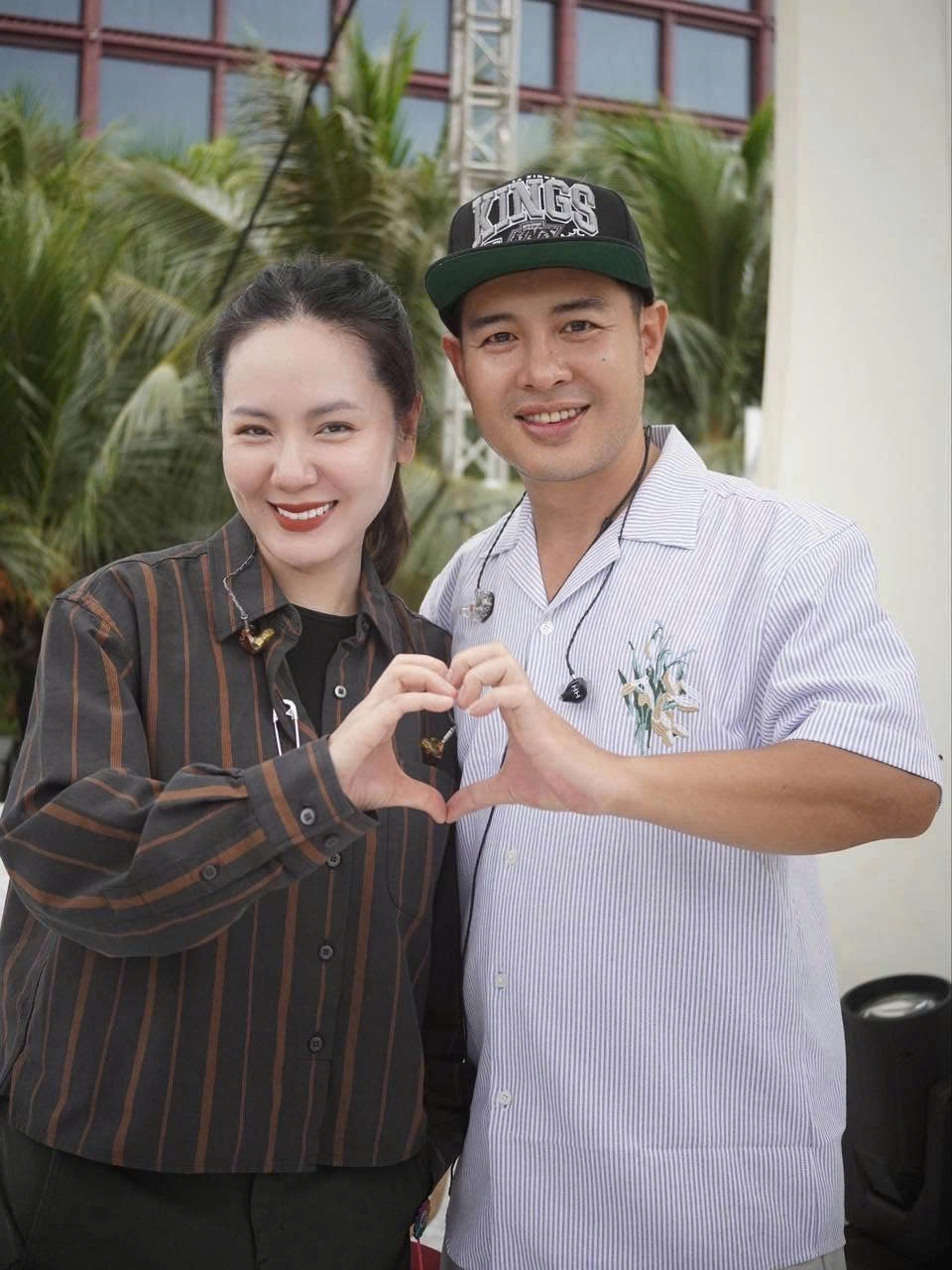 Ca sĩ Phương Linh và Hoàng Hải tạo dáng thân thiết trước khi biểu diễn tại Phú Quốc.