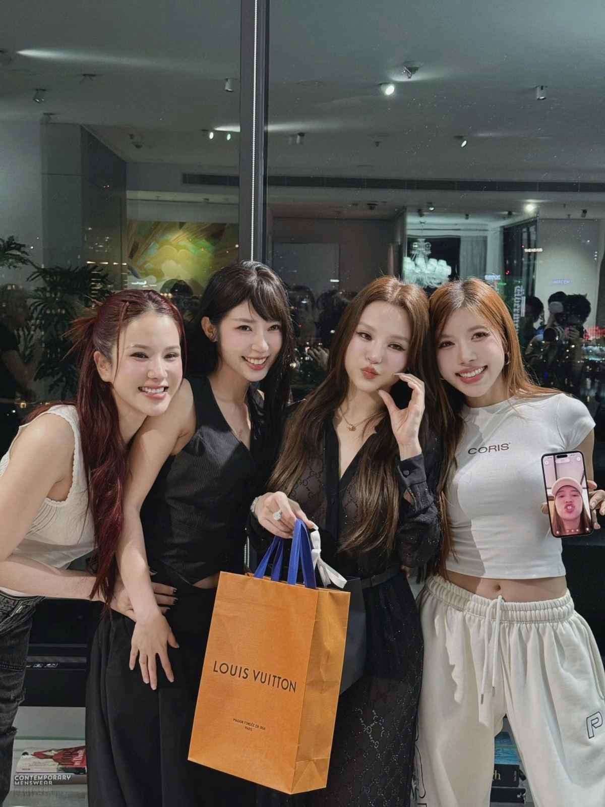 Các thành viên nhóm LUNAS chúc mừng sinh nhật Huyền Baby.