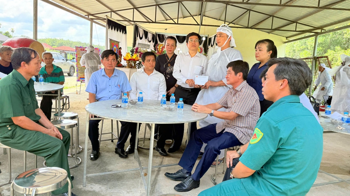 Đại diện MTTQ thành phố trao hỗ trợ cho gia đình 