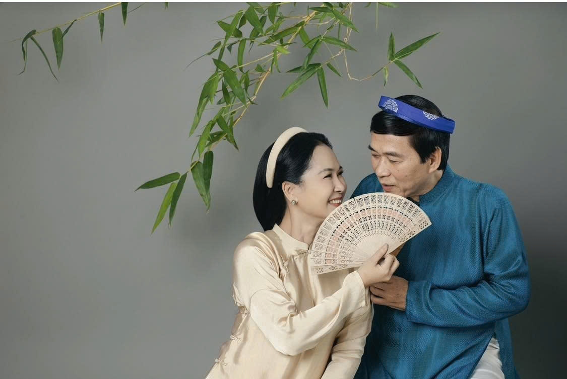 NSND Lan Hương đăng ảnh bên ông xã và viết: ''Chúc mừng sinh nhật cụ Khốt nhà mình! Chỉ mong cụ được mạnh khoẻ, thanh thản và an nhiên trong cuộc đời này!''.