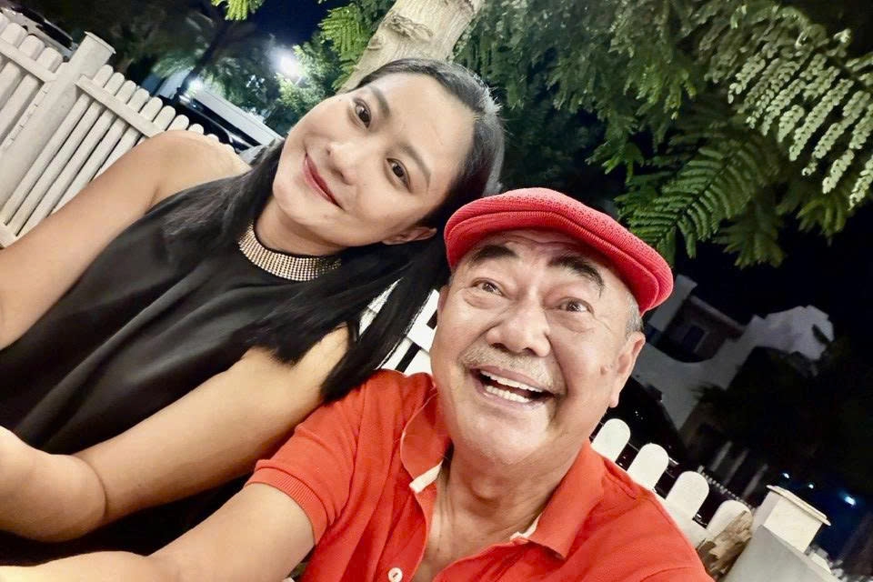 NSND Việt Anh đưa bạn gái đi gặp gỡ bạn bè, ăn tối ở Phan Thiết.