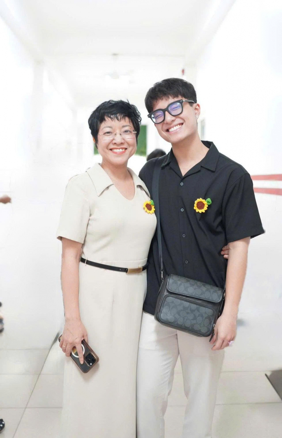 Nhân dịp con trai Gia Bảo tròn 20 tuổi, MC Thảo Vân nhắn nhủ tới con những lời chúc ngọt ngào, yêu thương: “Chúc Tít của mẹ luôn thật vui, bình an, hạnh phúc nhé con! Mẹ chỉ luôn mong ước mỗi thế”.