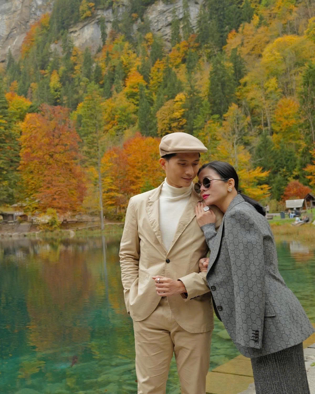 Lệ Quyên tựa đầu lên vai bạn trai Lâm Bảo Châu, tình tứ ngắm khung cảnh Thụy Sĩ mùa thu.