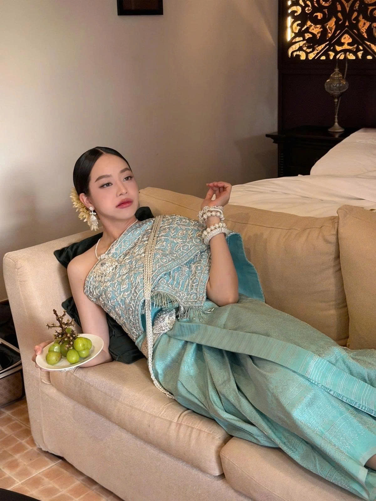 Thanh Thủy được một số khán giả gọi là “hoa hậu cợt nhả” khi khoe bức hình ăn nho cùng biểu cảm hài hước.