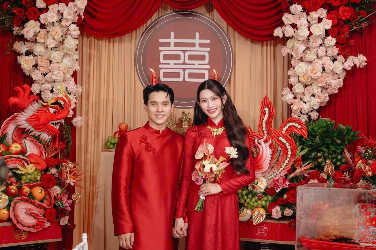Á hậu Quỳnh Châu và doanh nhân Phát Nguyễn tổ chức lễ vu quy ấm cúng tại TP.HCM với không gian truyền thống. Tư gia nhà gái được trang hoàng với sắc đỏ chủ đạo, mang ý nghĩa về sự đủ đầy, hạnh phúc.