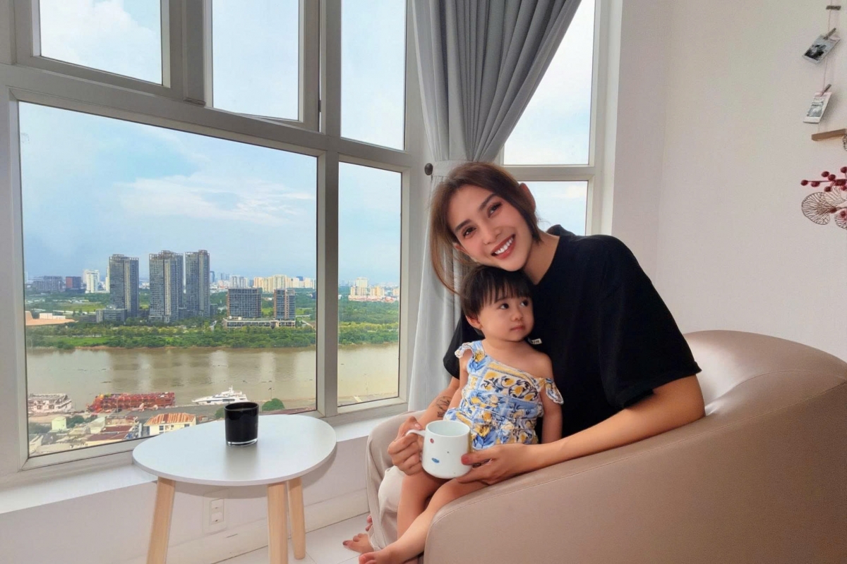 Siêu mẫu Võ Hoàng Yến cùng con gái tận hưởng ngày cuối tuần bình yên.