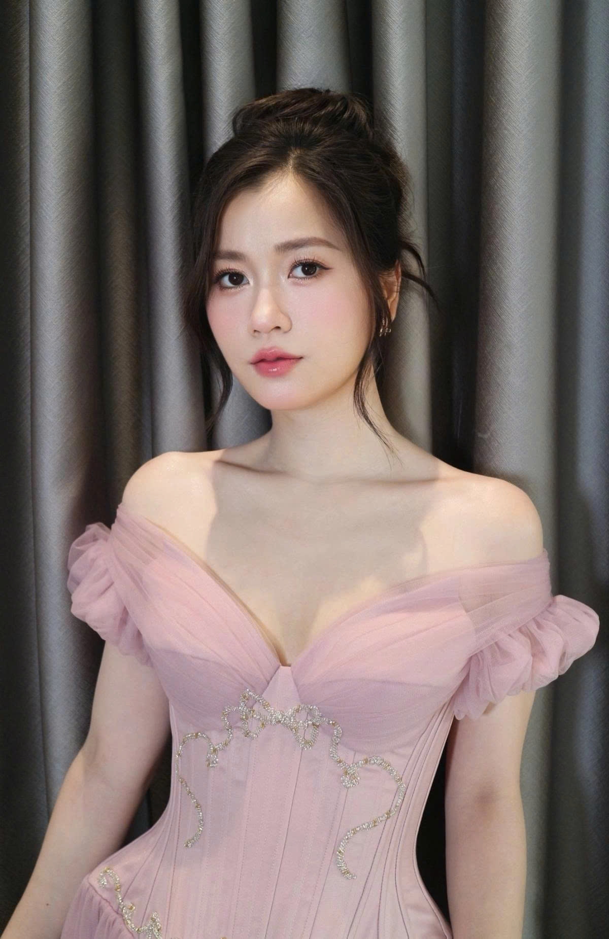 Diễn viên Lâm Vỹ Dạ xuất hiện rạng rỡ trong bộ đầm hồng bay bổng, tôn lên vẻ đẹp trong trẻo và nữ tính.