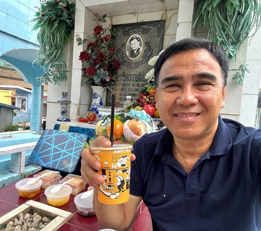 Quyền Linh viếng mộ cố nghệ sĩ Lê Công Tuấn Anh trong ngày giỗ của đồng nghiệp. Cả hai trước đó là bạn thân, có nhiều kỷ niệm khắc cốt ghi tâm.