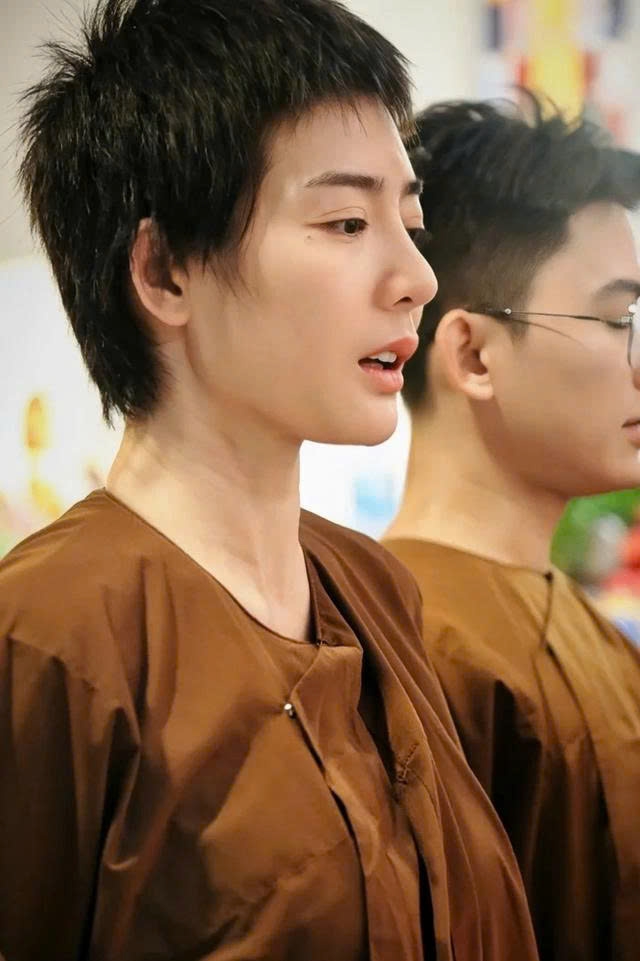 Diễn viên Kim Nhã chia sẻ loạt ảnh mới. Điều gây bàn tán trong loạt ảnh là Kim Nhã xuất hiện với mái tóc ngắn cụt, gây bất ngờ. Nữ diễn viên phản hồi cô bị rụng tóc nên quyết định cắt bỏ để mọc tóc mới.