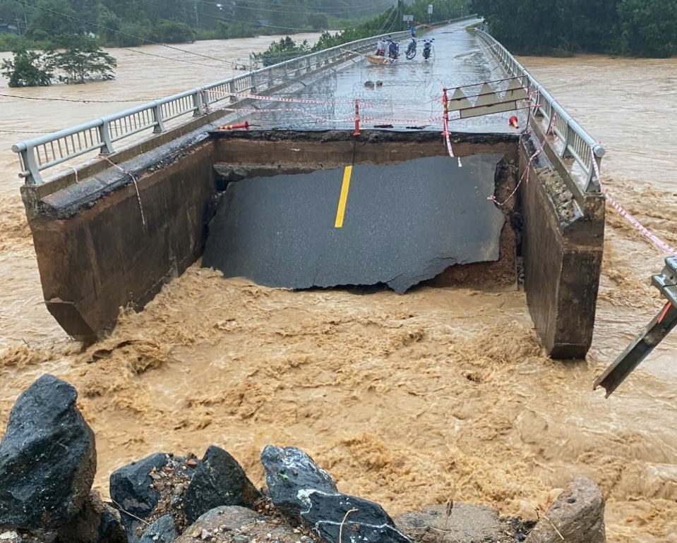 Nước lũ làm hư hỏng nhiều công trình giao thông