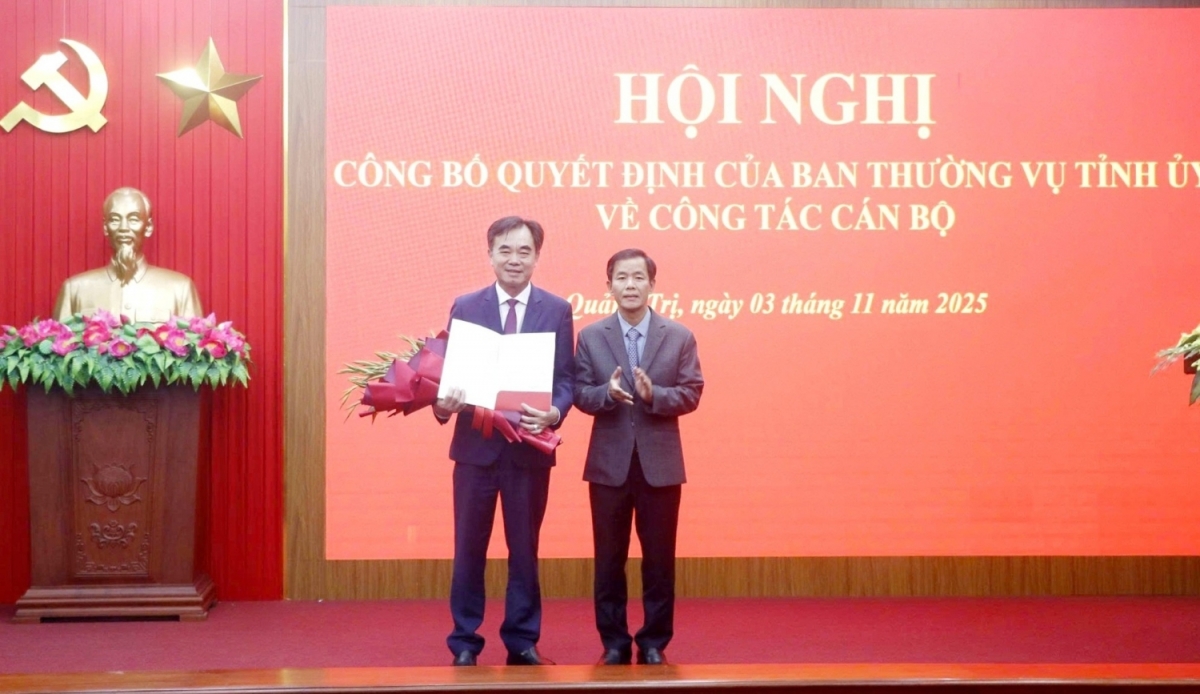 Ông Nguyễn Lương Bình (bên trái ảnh) được điều động, phân công, bổ nhiệm giữ chức Trưởng Ban Tổ chức Tỉnh ủy Quảng Trị