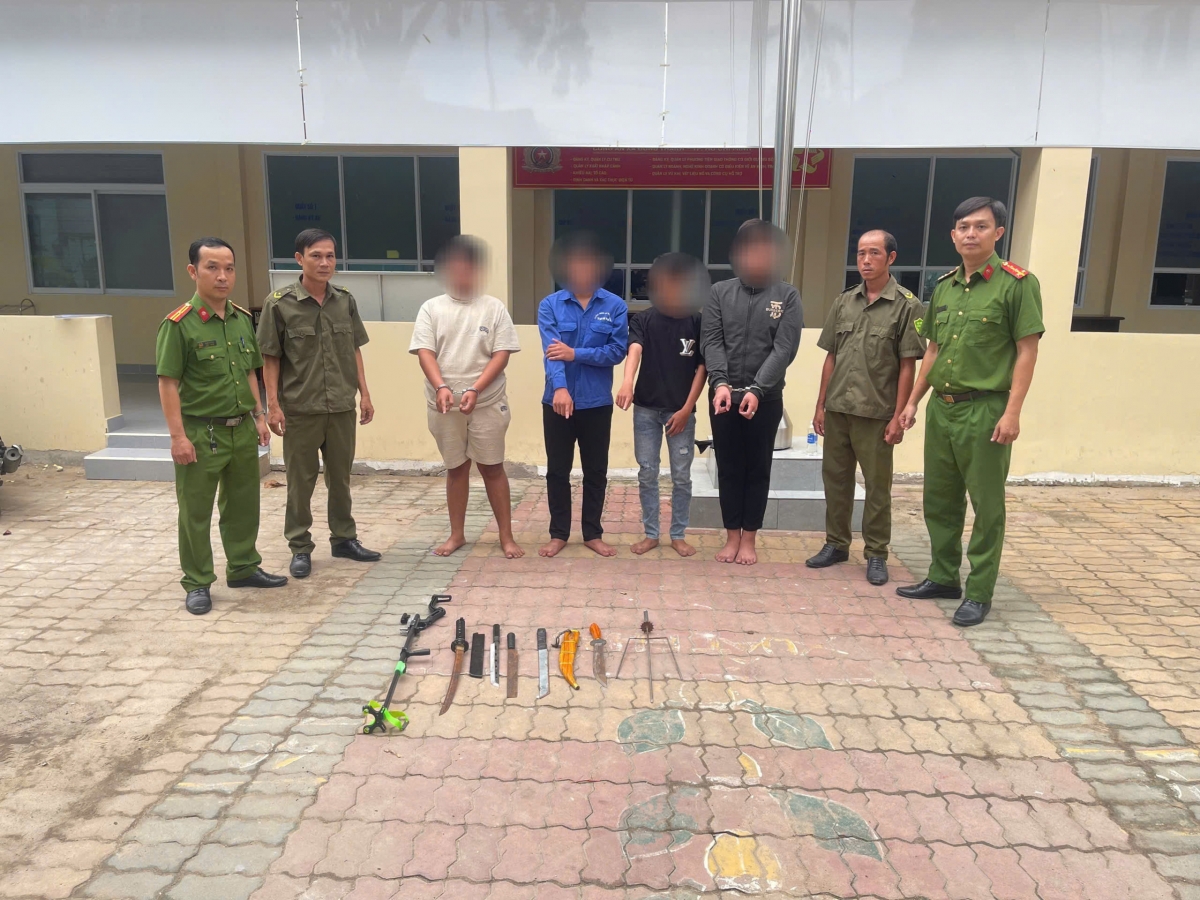 Công an bắt giữ 4 đối tượng gây mất an ninh trật tự tại quán cà phê.