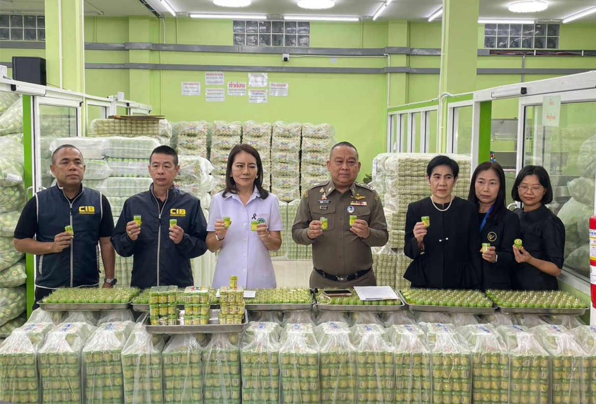Cơ quan chức năng Thái Lan thu giữ hơn 2,3 triệu lọ hít mũi Hong Thai. Ảnh: Cảnh sát Thái Lan