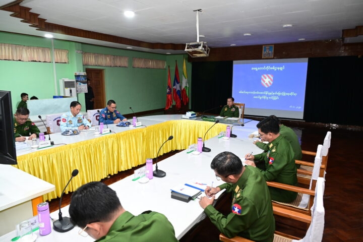 Chủ tịch Ủy ban An ninh và Hòa bình Nhà nước Min Aung Hlaing chủ trì cuộc họp ngày 16/11. Ảnh: Truyền thông Nhà nước Myanmar