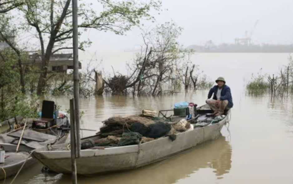 Chiếc thuyền nhỏ của gia đình anh Mạnh, chị Phúc vẫn ngược xuôi mưu sinh trên dòng sông Lam đỏ ngầu và vẫn lặng thầm sẵn sàng vượt sóng để cứu vớt những mảnh đời bất hạnh. Ảnh DH