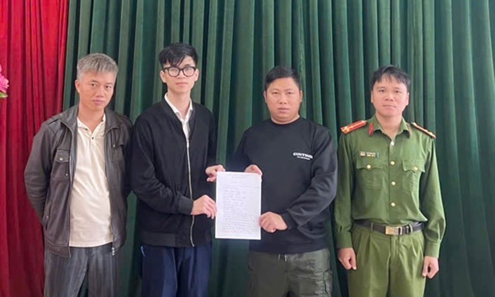 Anh Đinh Văn Hải (thứ hai từ phải sang) trao trả số tiền cho hai người chuyển khoản nhầm