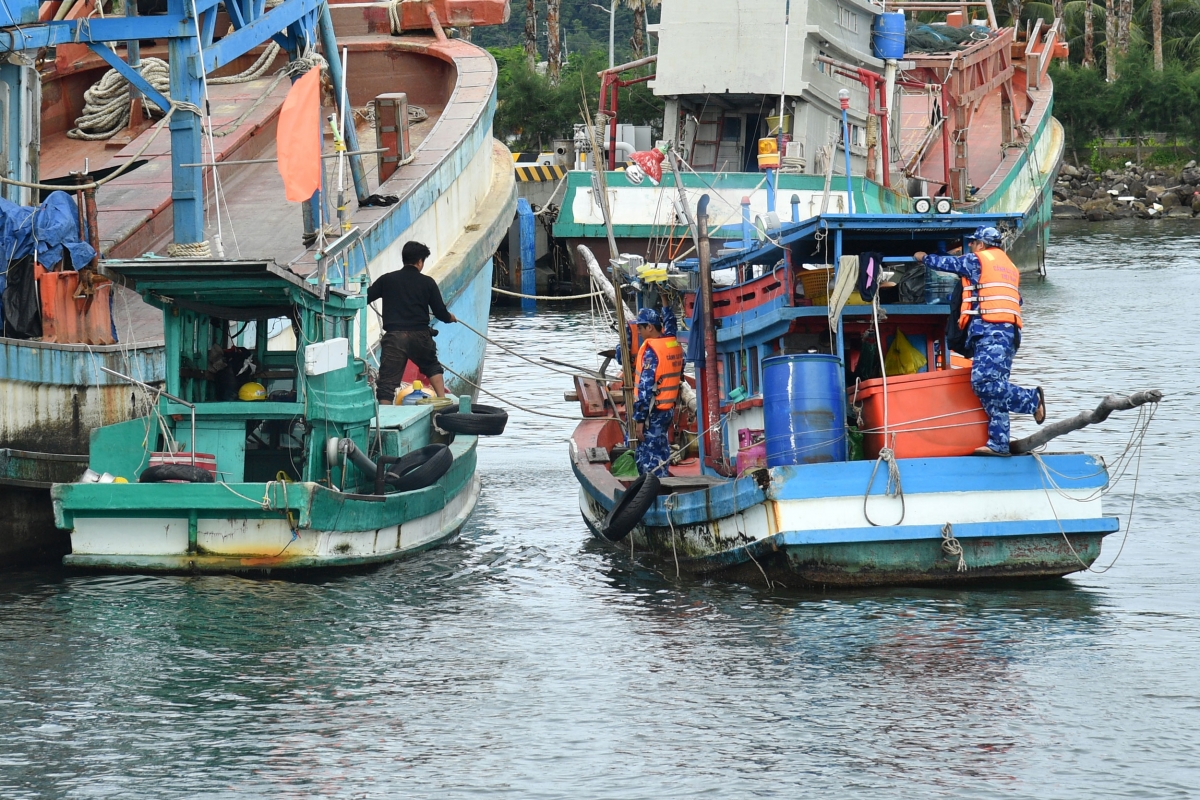 2 tàu vi phạm đang bị tạm giữ tại cảng Hải đội 401/ Bộ Tư lệnh Vùng Cảnh sát biển 4