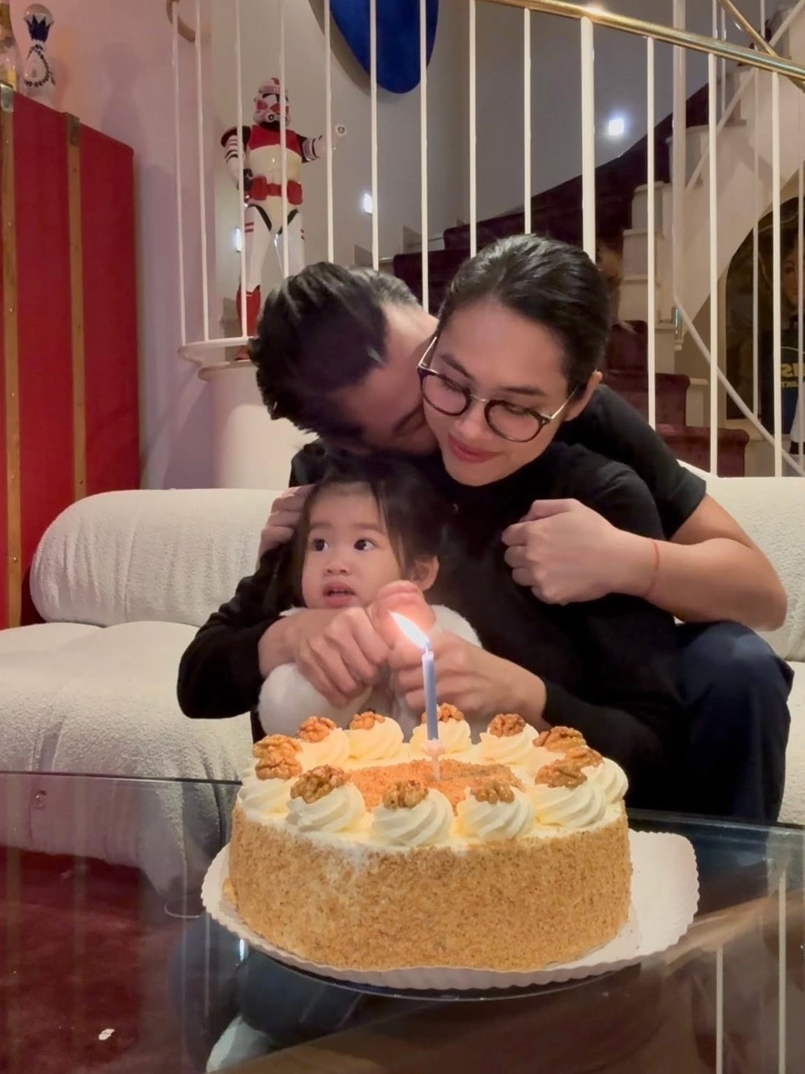 Á hậu Hoàng My khoe ảnh mừng sinh nhật tuổi 37 bên chồng và con gái, song vẫn giữ kín gương mặt anh.