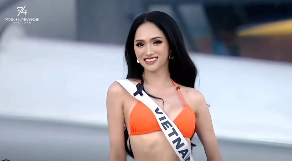 Hoa hậu Hương Giang cùng hơn 120 thí sinh tham gia vòng Swimsuit Fashion Show của Miss Universe 2025. Theo Hương Giang, thí sinh phải đi qua cầu bắc trên hồ bơi, di chuyển trên cỏ, đá rồi tiếp tục trình diễn quanh khu vực hồ, khiến cô phải tổng duyệt kỹ lưỡng và tính toán tuyến di chuyển.