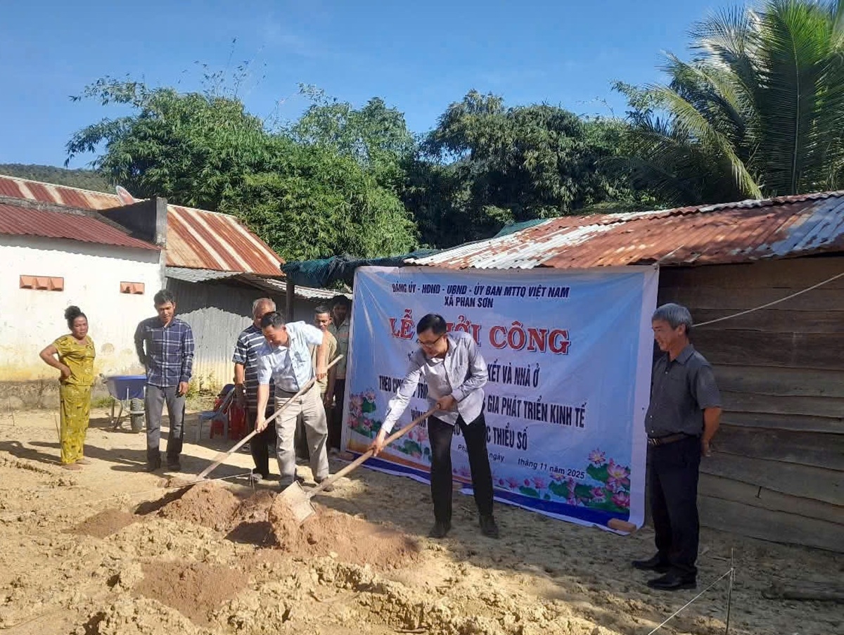 Đại diện chính quyền địa phượng thực hiện nghi thức động thổ. Ảnh: B.H