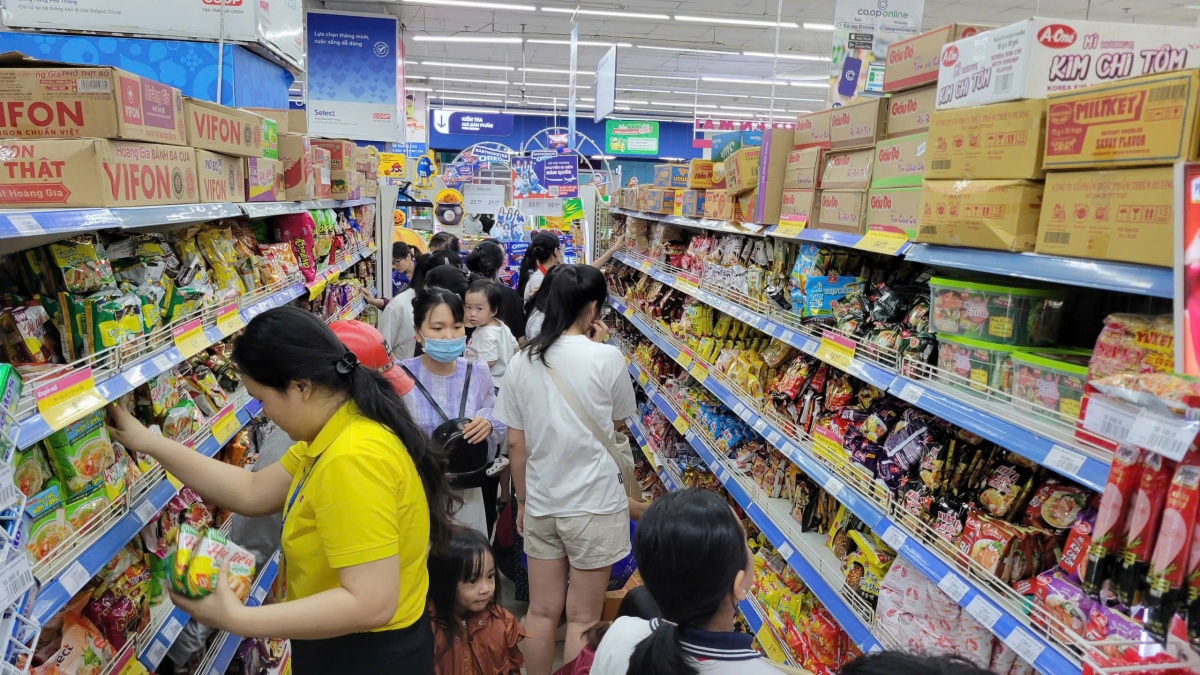 Tại Co.opmart Quy Nhơn người dân mua sắm đông tại khu hàng thiết yếu