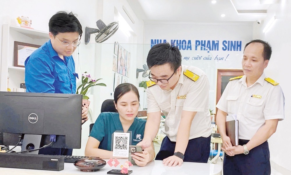 Công chức Thuế tỉnh Bắc Ninh đang hướng dẫn hộ kinh doanh sử dụng phần mềm