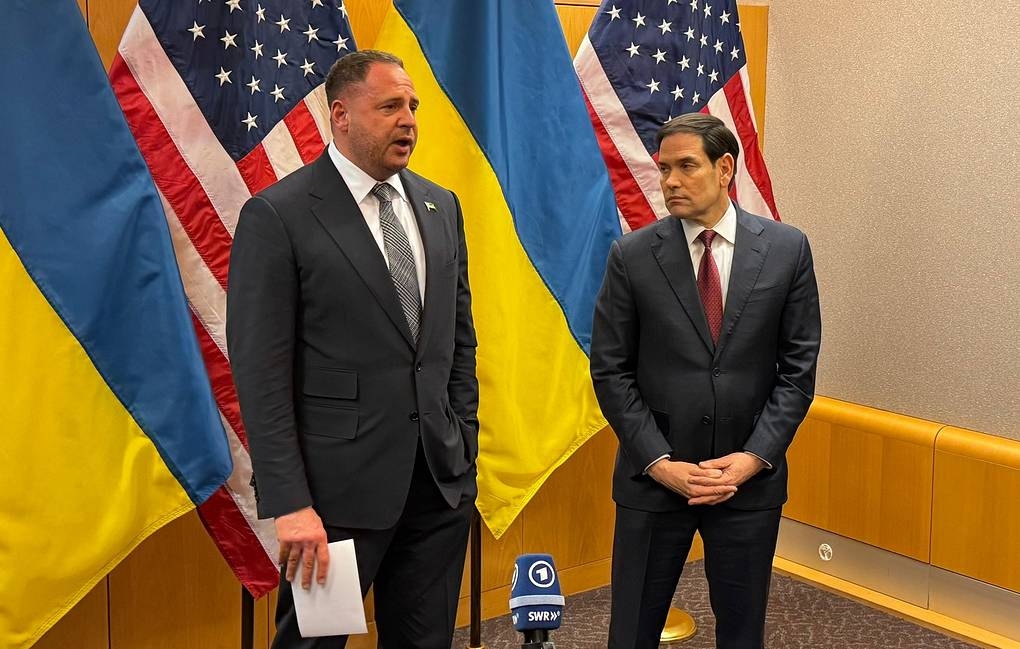 Chánh văn phòng của Tổng thống Zelensky - ông Andrey Yermak và Ngoại trưởng Mỹ Marco Rubio. Ảnh: Reuters