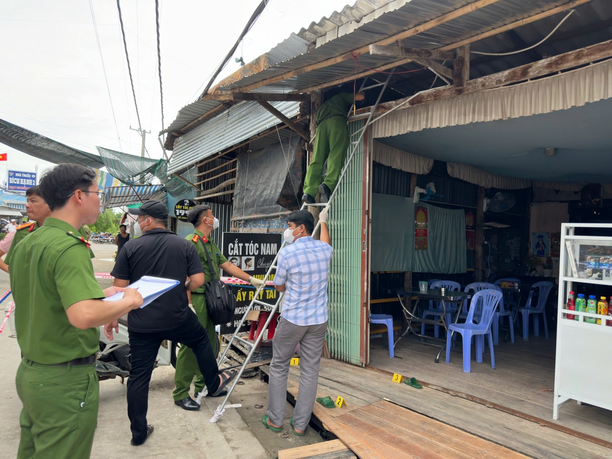 Lực lượng công an làm nhiệm vụ tại hiện trường