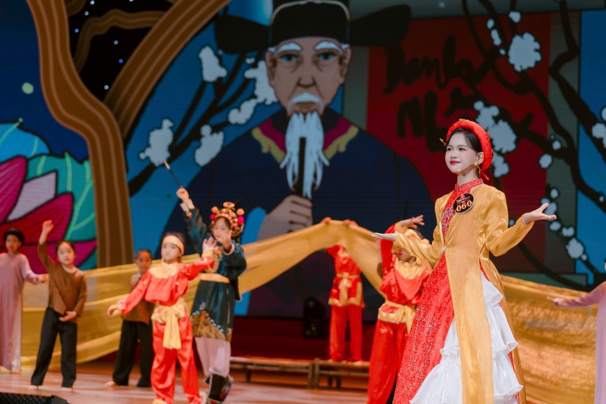 Tại sân chơi MC Nhí Toàn quốc 2025, Anh Thư gây chú ý bởi sự tiến bộ rõ rệt